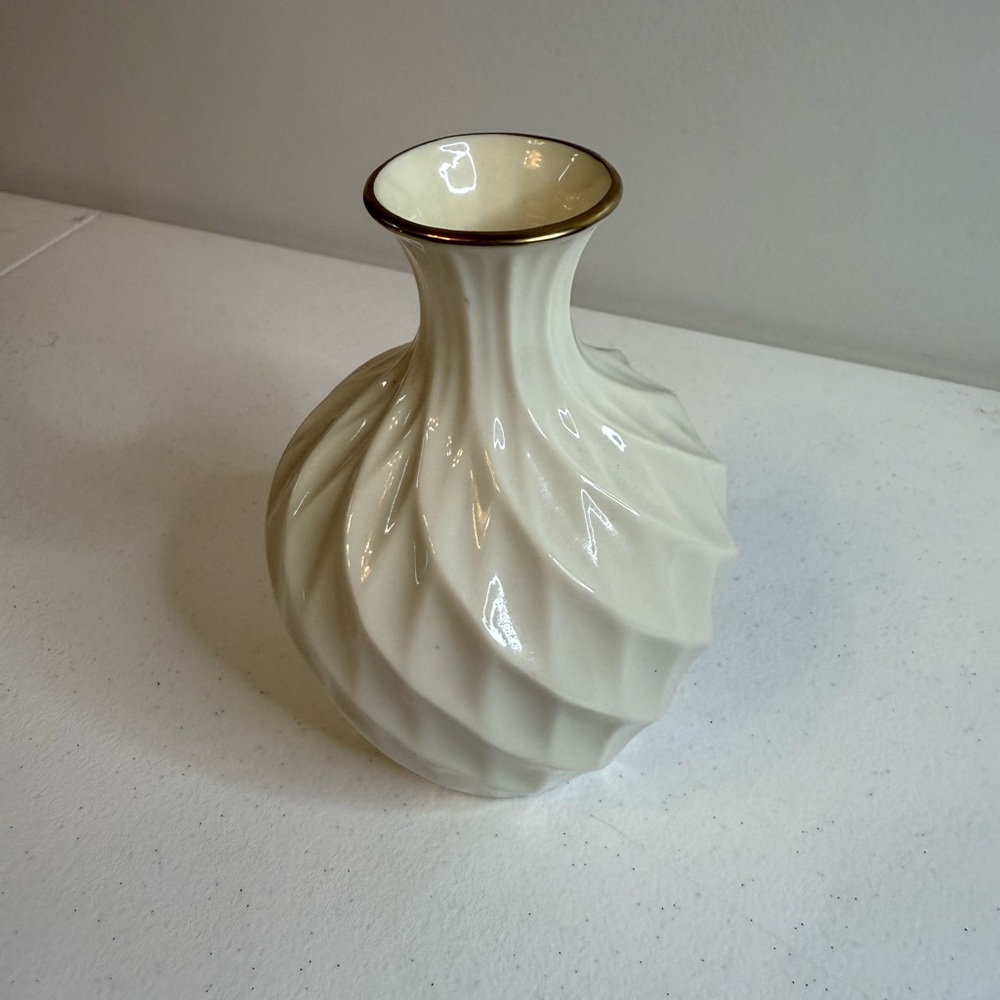 Lenox Cream and Gold Swirl Vase‎